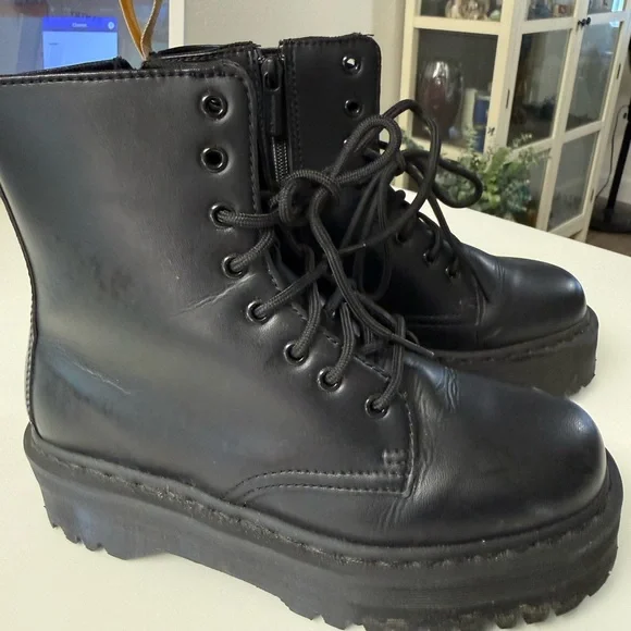 Dr. Doc Martens Women’s Jadon II Platform VEGAN Leather Combat Boot Sz 9 Black - Picture 2 of 2